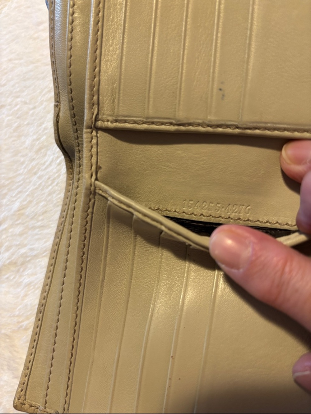 Gucci Cream Embossed GG Leather Compact Wallet with Gold-Tone Detail - Picture 5 of 11